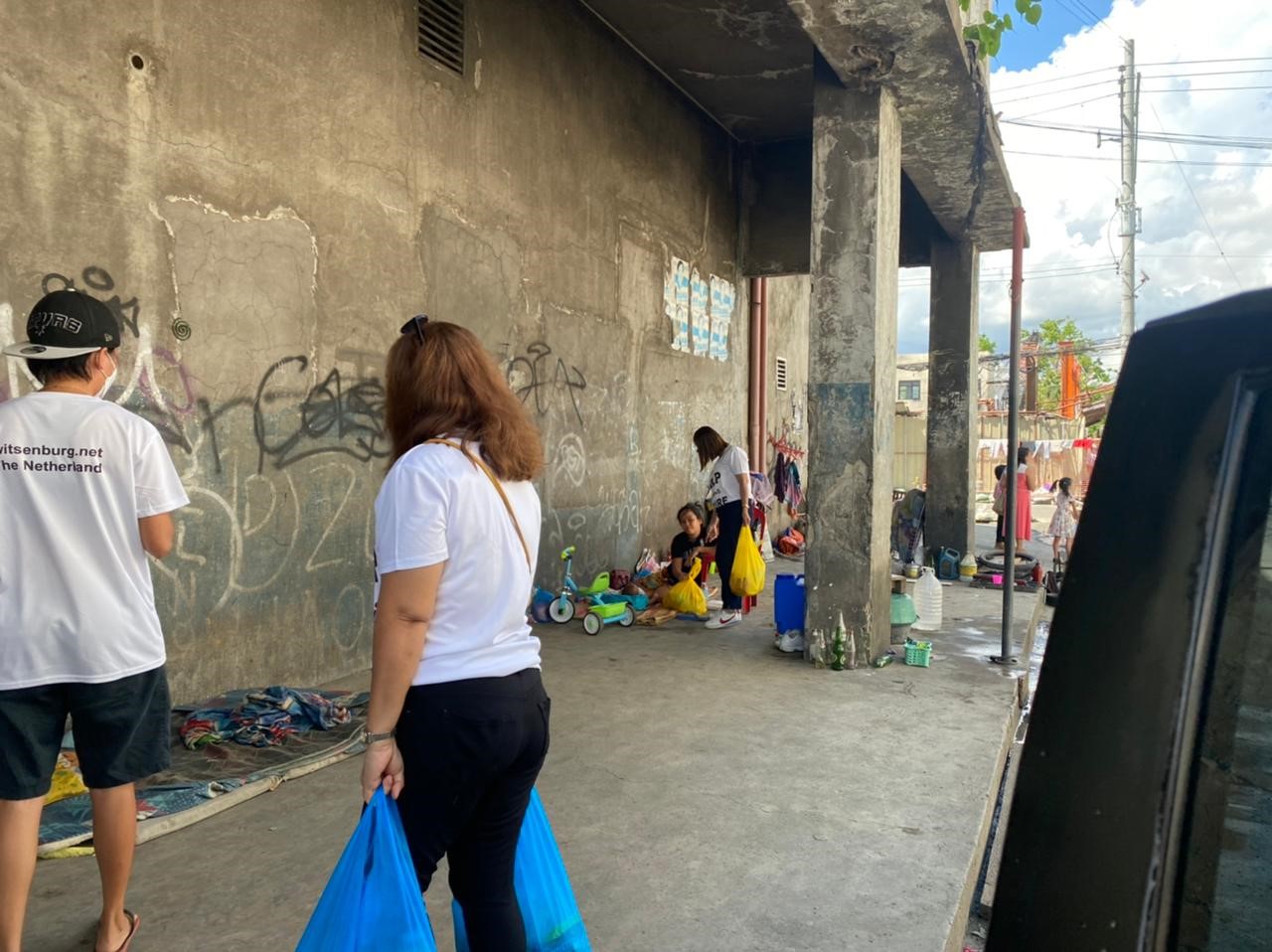 Voedselpakketten na tyfoon in de Filipijnen - Uitgifte onder luifel