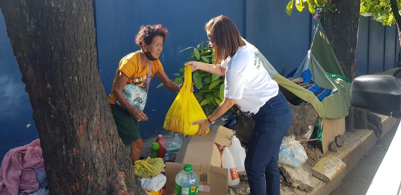 Voedselpakketten na tyfoon in de Filipijnen - Uitgifte aan oudere dame